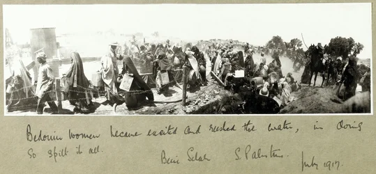 Beduinenfrauen eilen zu ihrer Wasserration, Beni Saleh, Juli 1917